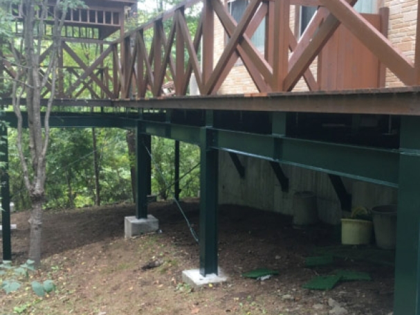 ウッドデッキの鉄骨部分の塗装