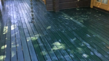 ウッドデッキ塗装中の様子