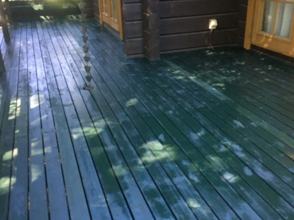 ウッドデッキ塗装中の様子