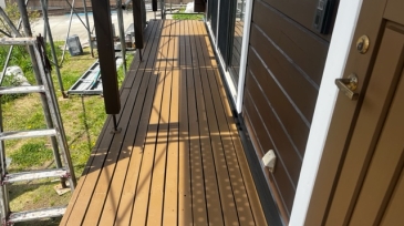 補修して綺麗になったウッドデッキ