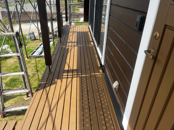 補修して綺麗になったウッドデッキ