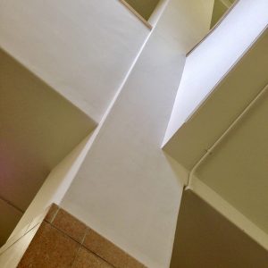 壁紙の貼られた室内